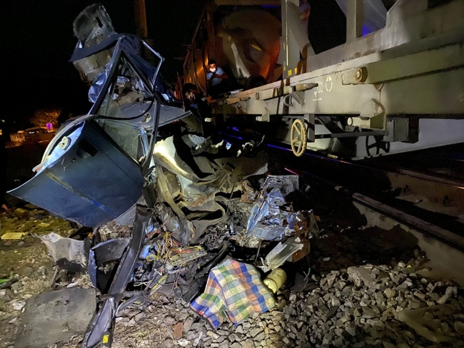 Balıkesir'de otomobil yük treni ile çarpıştı: 2 ölü